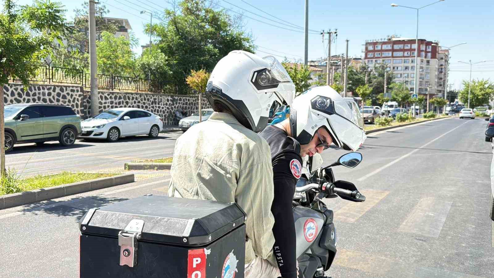diyarbakirda okullari karistiran ogrenciler son dakikalarda polis esliginde yetisti 1 ek8UlYfz