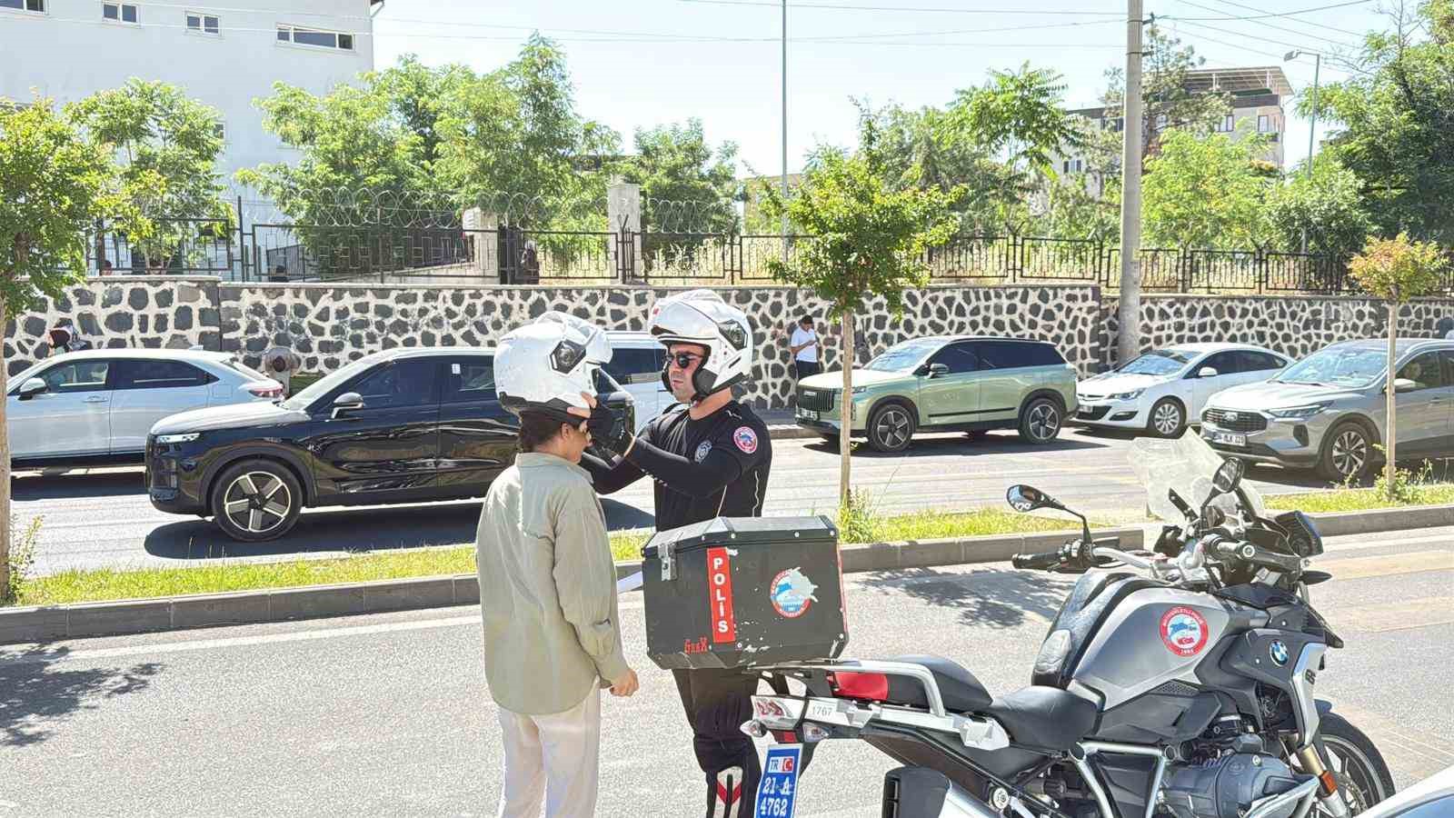 diyarbakirda okullari karistiran ogrenciler son dakikalarda polis esliginde yetisti 2 pKkrMOya
