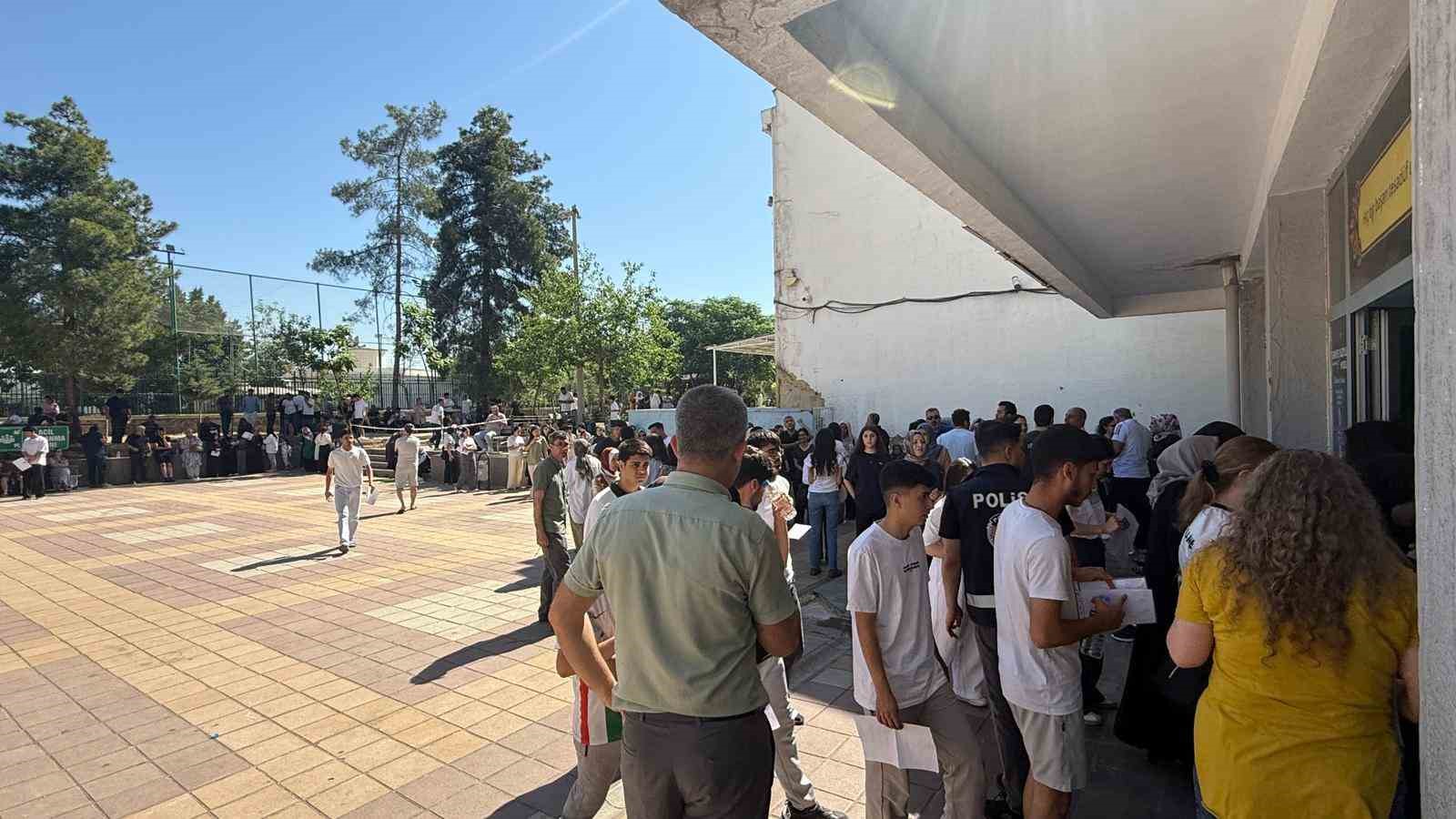 diyarbakirda okullari karistiran ogrenciler son dakikalarda polis esliginde yetisti 3 8DJtDpLI