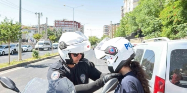 diyarbakirda-okullari-karistiran-ogrenciler-son-dakikalarda-polis-esliginde-yetisti-jITIkVVA.jpg