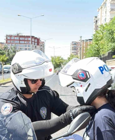 diyarbakirda-okullari-karistiran-ogrenciler-son-dakikalarda-polis-esliginde-yetisti-jITIkVVA.jpg