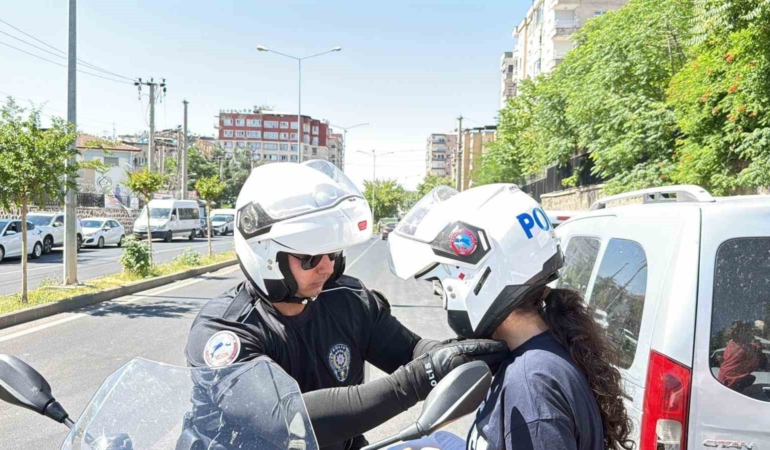 diyarbakirda-okullari-karistiran-ogrenciler-son-dakikalarda-polis-esliginde-yetisti-jITIkVVA.jpg