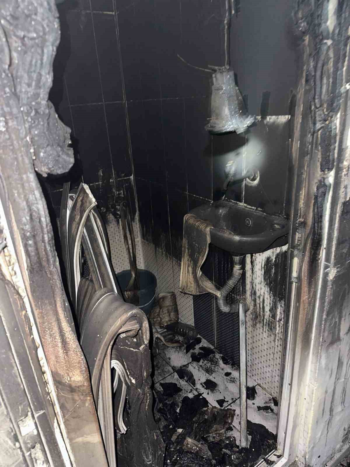 Diyarbakır’da otel odasında yangın: 3 kişi kurtarıldı 4 diyarbakirda otel odasinda yangin 3 kisi kurtarildi 0 tH5Q1q3Y