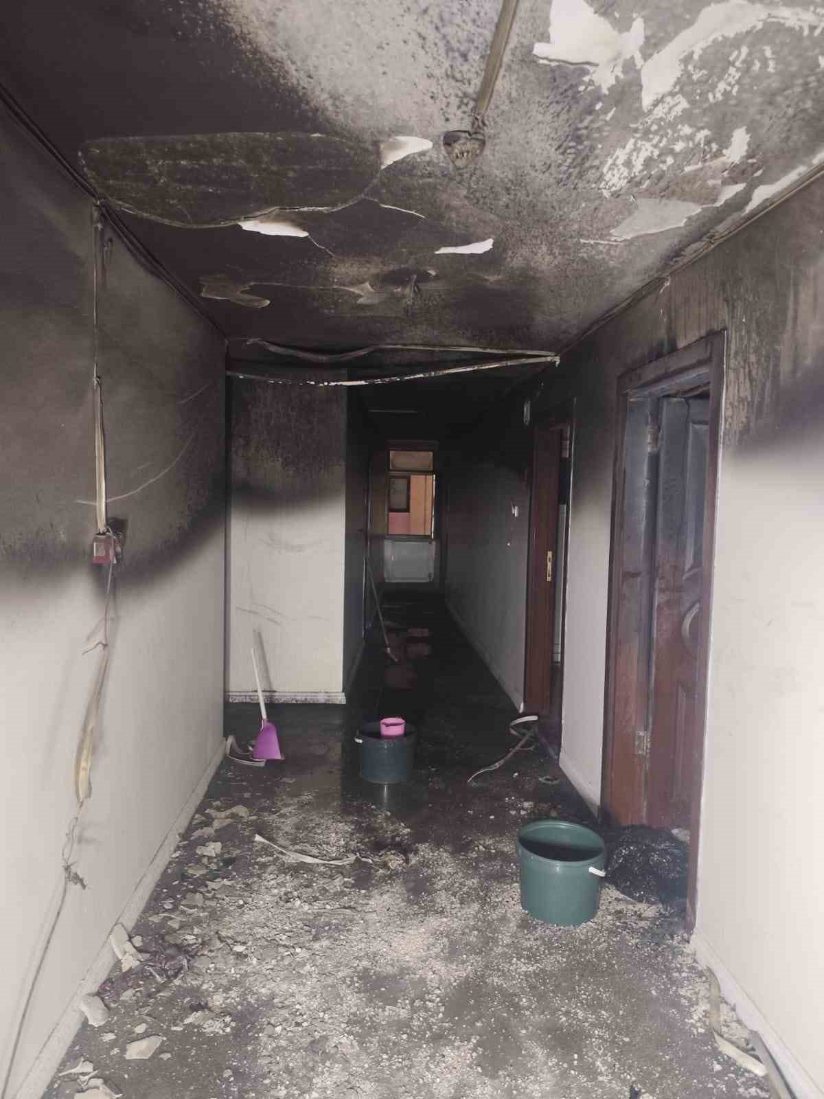Diyarbakır’da otelde korkutan yangın: Dumandan etkilenen 10 kişi tahliye edildi 6 diyarbakirda otelde korkutan yangin dumandan etkilenen 10 kisi tahliye edildi 2 7qYAvyy9