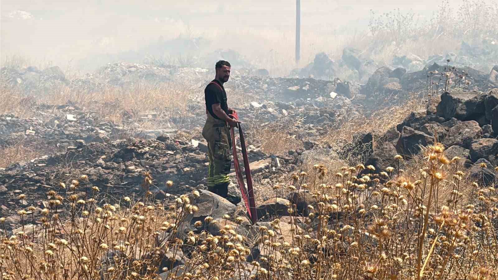 Diyarbakır’da otluk alanda korkutan yangın 5 diyarbakirda otluk alanda korkutan yangin 1 OX658ThN