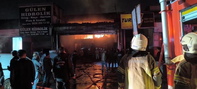 diyarbakirda oto tamircideki yangin kask kamerasina yansidi 1 rPt6NShd