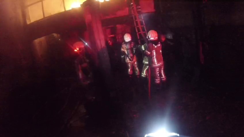 diyarbakirda oto tamircideki yangin kask kamerasina yansidi 3 SN9QOnap