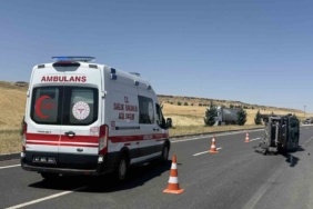 Eskişehir- Bursa yolunda birbirini sıkıştıran 2 araç trafiği tehlikeye attı 2 thumbnail