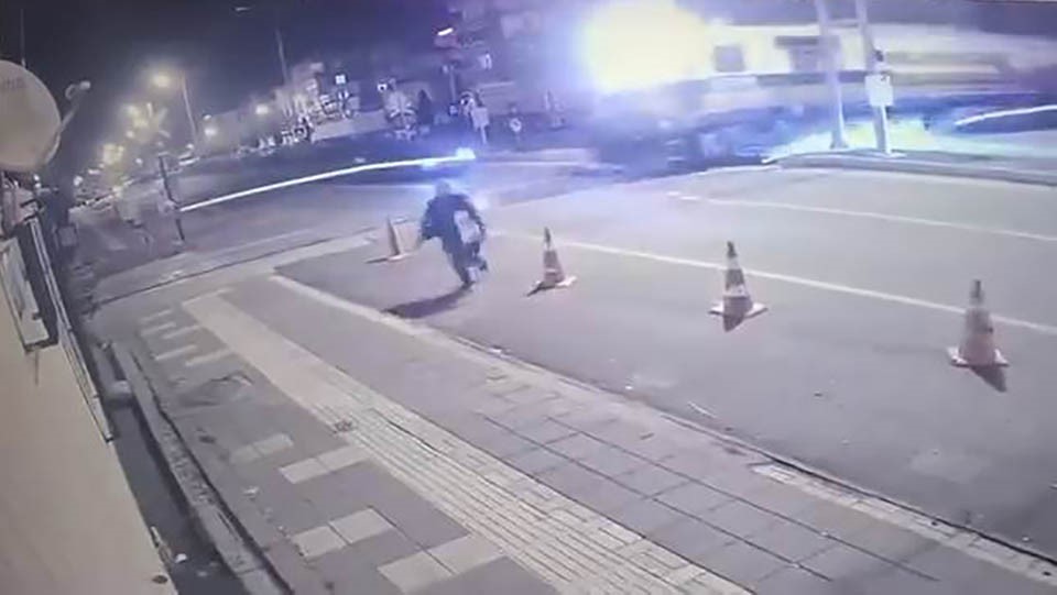Diyarbakır’da otomobil tren ile çarpıştı: Feci kaza kamerada 5 diyarbakirda otomobil tren ile carpisti feci kaza kamerada 1
