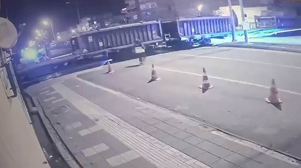 Diyarbakır’da otomobil tren ile çarpıştı: Feci kaza kamerada 6 diyarbakirda otomobil tren ile carpisti feci kaza kamerada 2 Dph3eng3