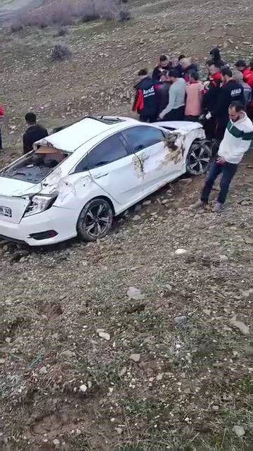 diyarbakirda otomobil yoldan cikti 1 yarali 1 CpGIS2V3