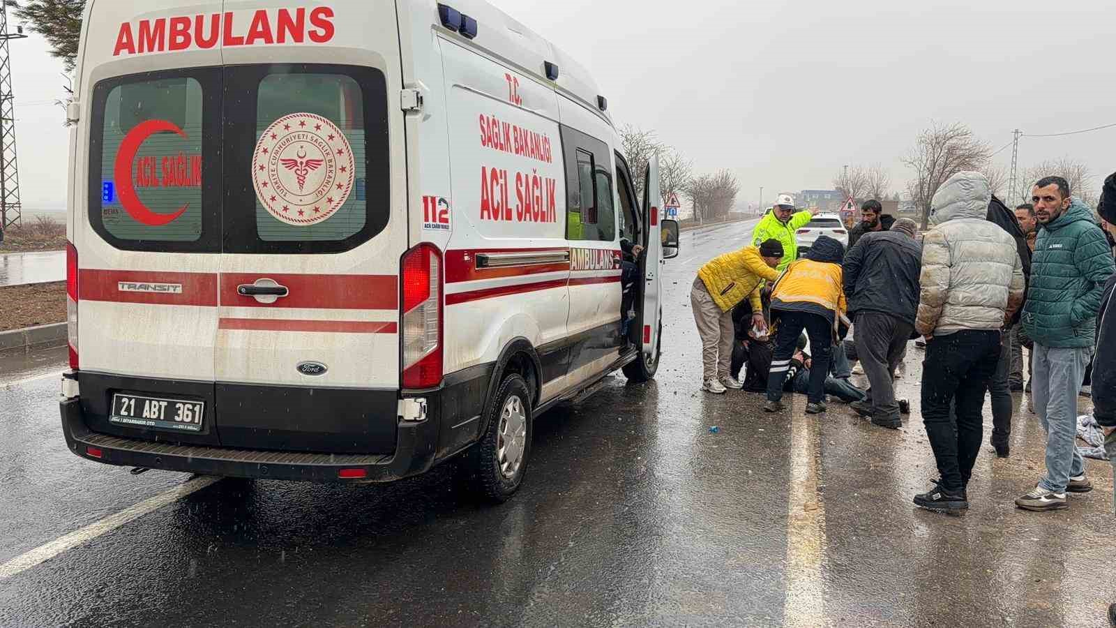 diyarbakirda otomobil yoldan cikti 2 yarali 1 sCejJZzk