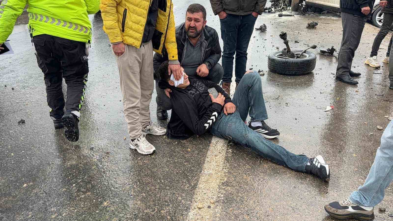 diyarbakirda otomobil yoldan cikti 2 yarali 2 8EbtbZDq
