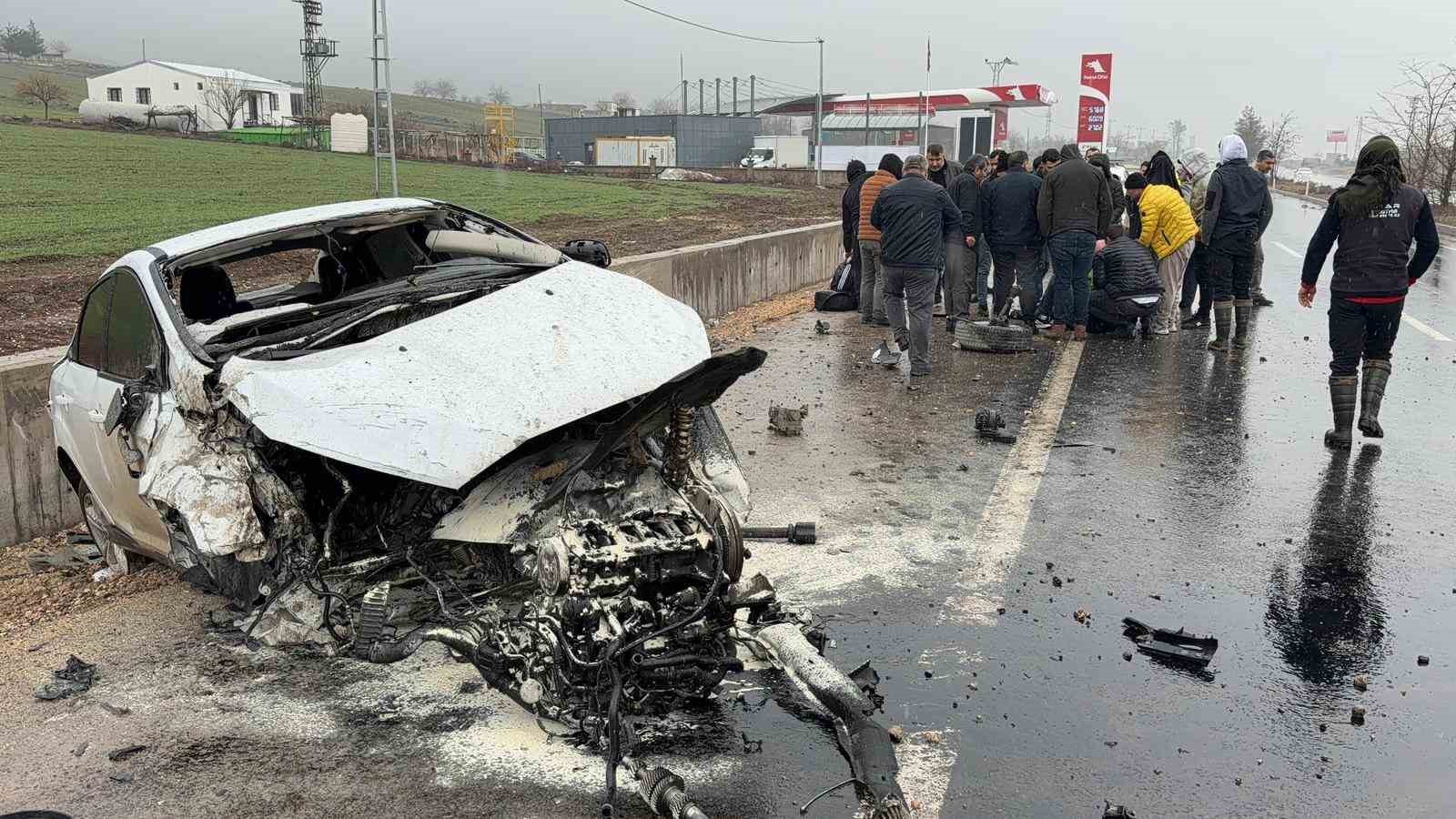 diyarbakirda otomobil yoldan cikti 2 yarali 4 ZqCBbefE
