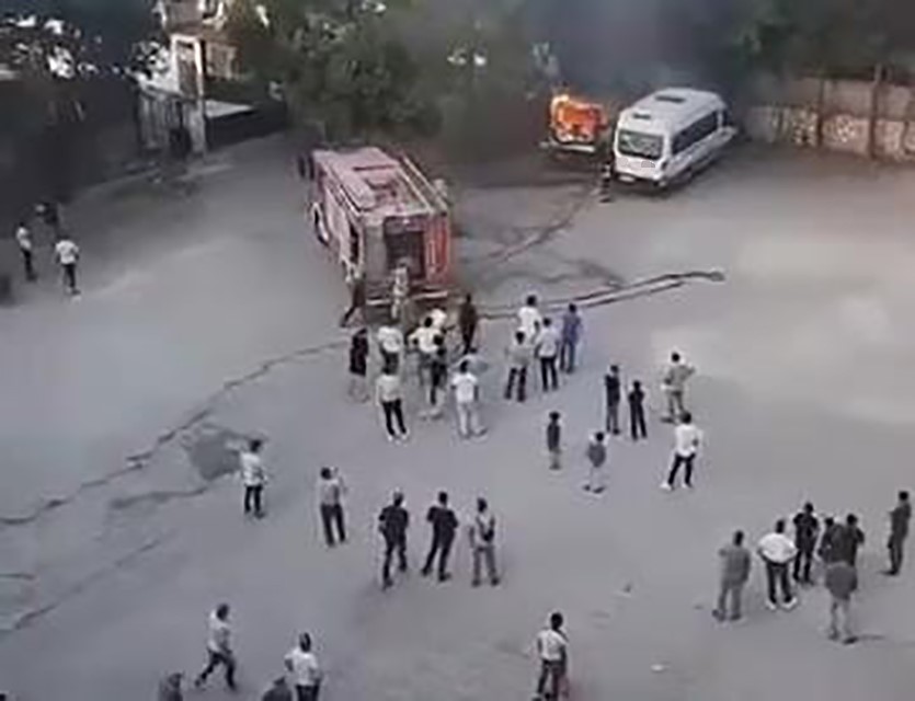 Diyarbakır’da park halindeki minibüs alev aldı 4 diyarbakirda park halindeki minibus alev aldi 0 bCqXCF4r