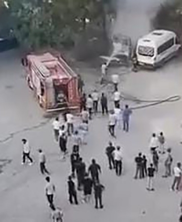 diyarbakirda-park-halindeki-minibus-alev-aldi-MGYKCsqA.jpg