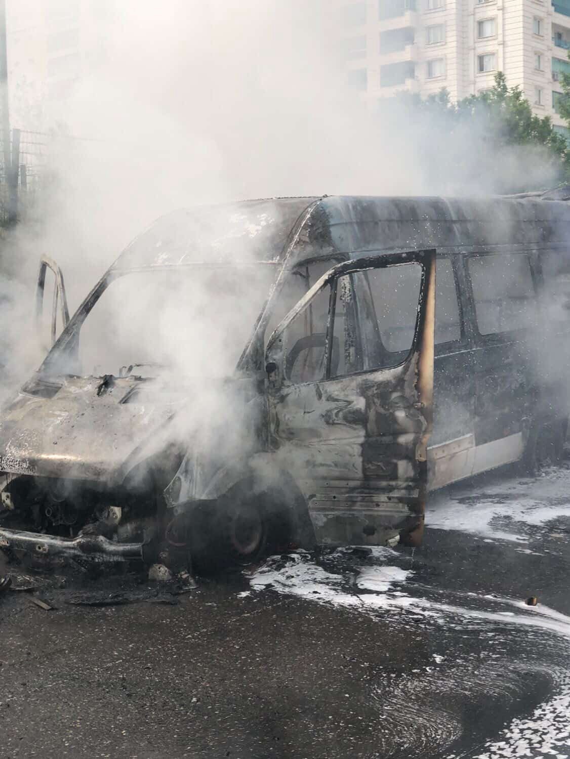 diyarbakirda park halindeki minibus kule dondu 1 mZbsIQ8r