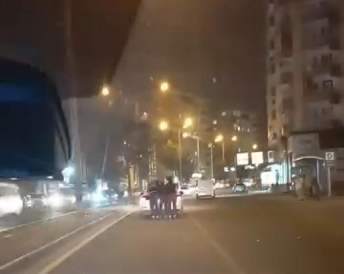 Diyarbakır’da patenli gençlerin tehlikeli yolculuğu 4 diyarbakirda patenli genclerin tehlikeli yolculugu 0 DVdjbagz