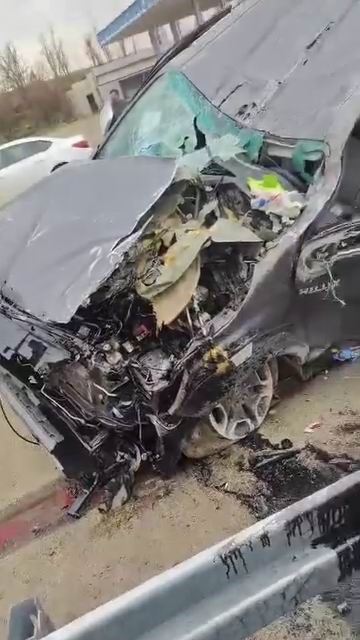 diyarbakirda pikap bariyerlere ok gibi saplandi 2 yarali 0 BtB4nlBt