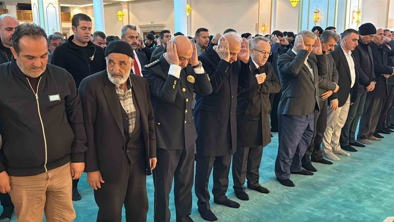 Diyarbakır’da Polis Haftası dolayısıyla mevlit okundu 8 diyarbakirda polis haftasi dolayisiyla mevlit okundu 4 5D2h8fWB