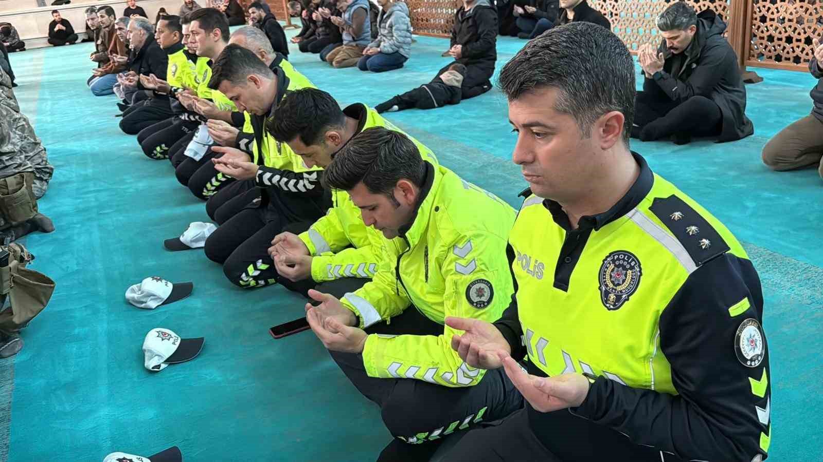 Diyarbakır’da Polis Haftası dolayısıyla mevlit okundu 12 diyarbakirda polis haftasi dolayisiyla mevlit okundu 8 OmT6FgiR