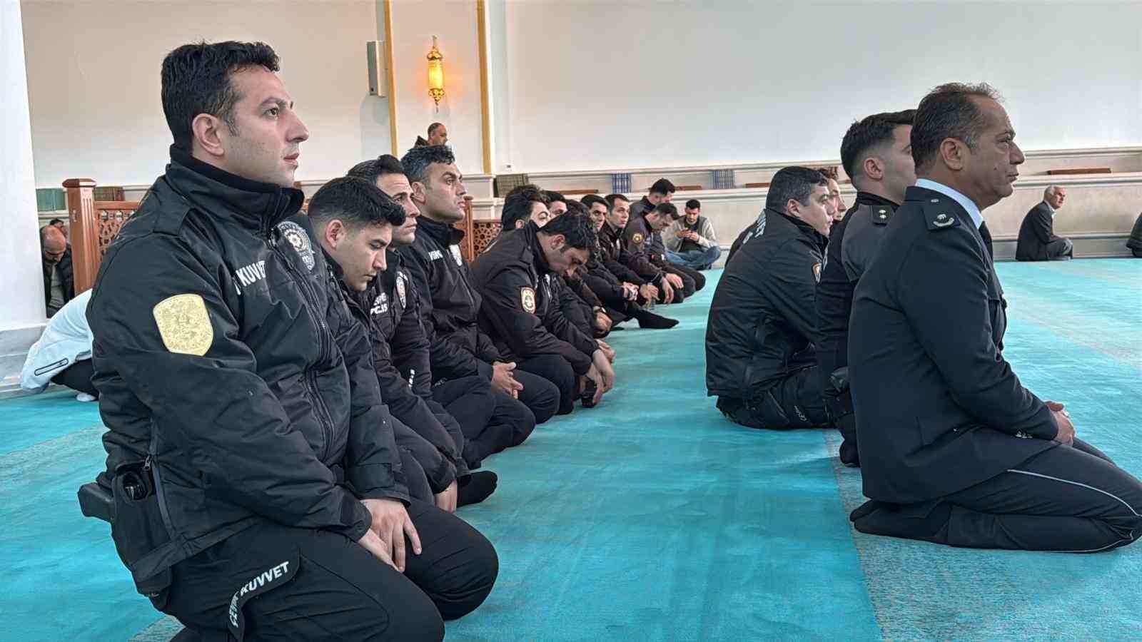 Diyarbakır’da Polis Haftası dolayısıyla mevlit okundu 13 diyarbakirda polis haftasi dolayisiyla mevlit okundu 9 amC3uuBr