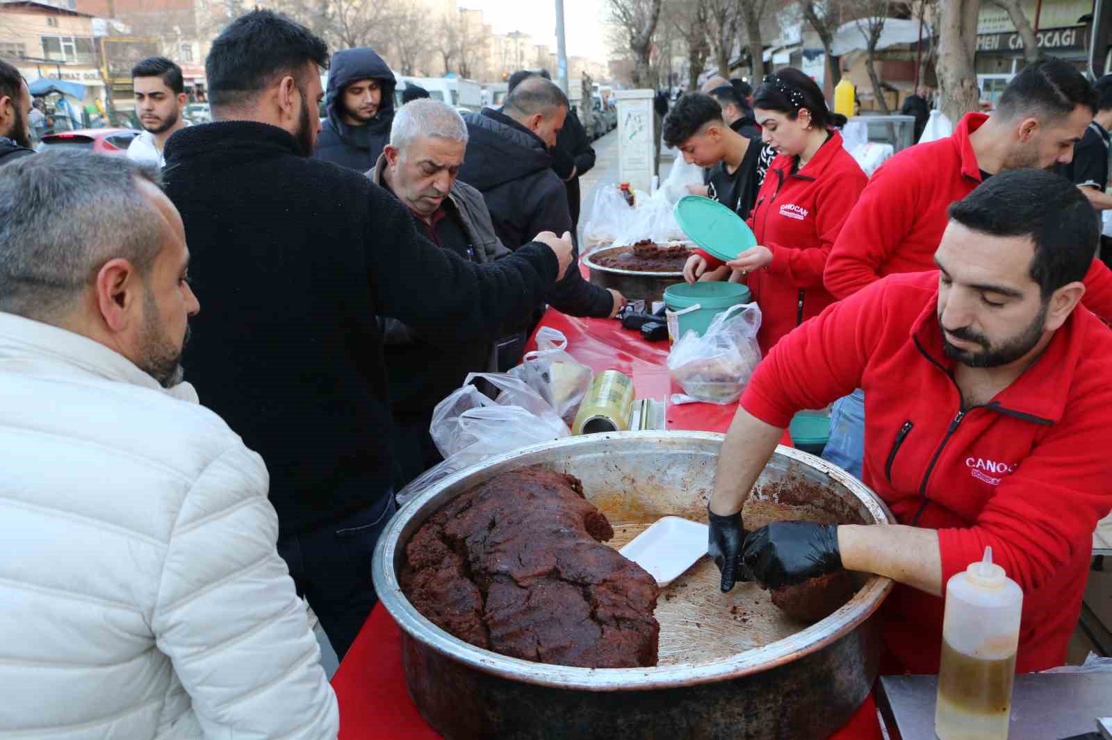 diyarbakirda ramazan klasigi cigkofteye yogun ilgi 2 6NPY977Z