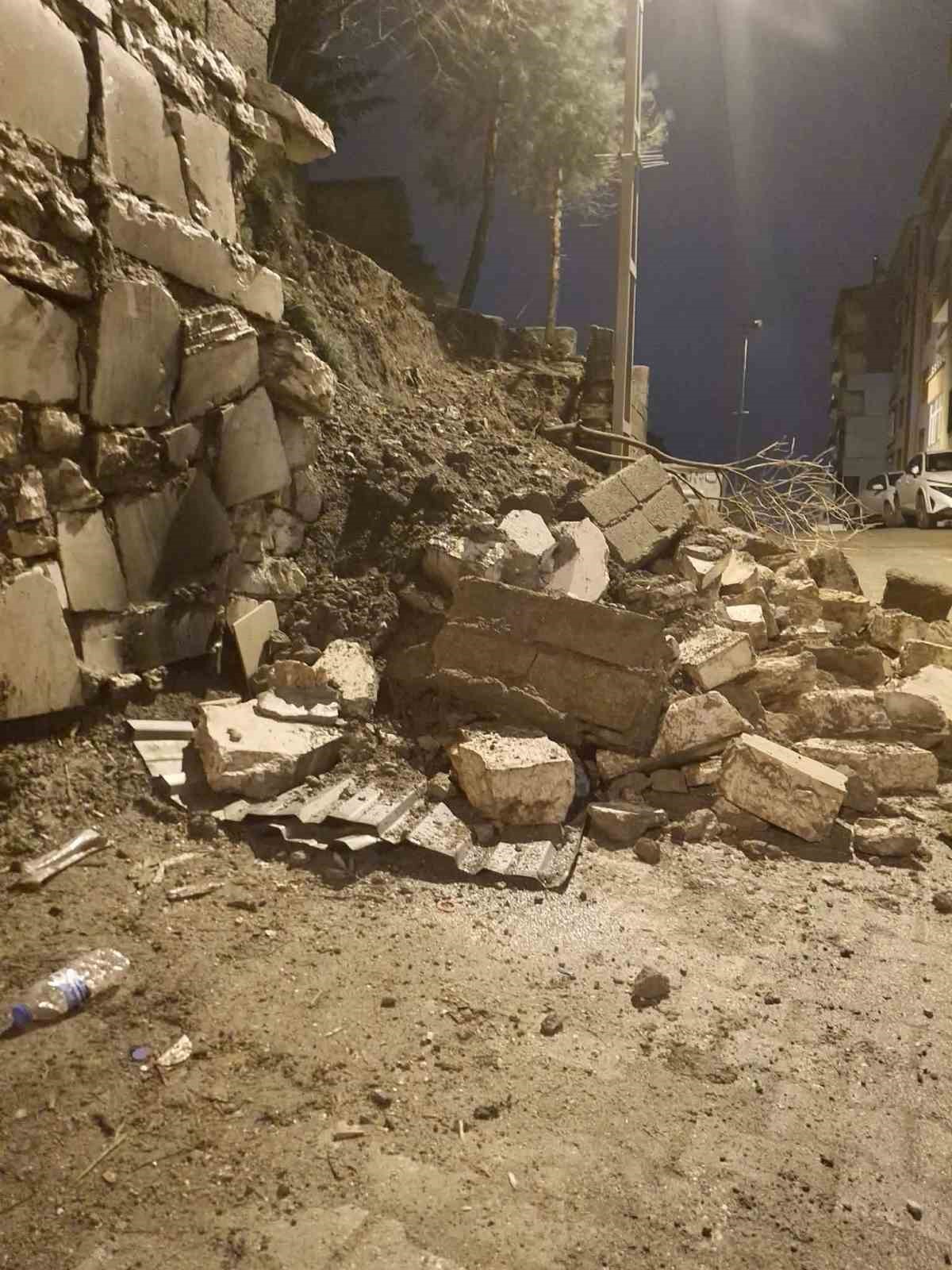 diyarbakirda saganak nedeni ile istinat duvari coktu 1 36raSmZc