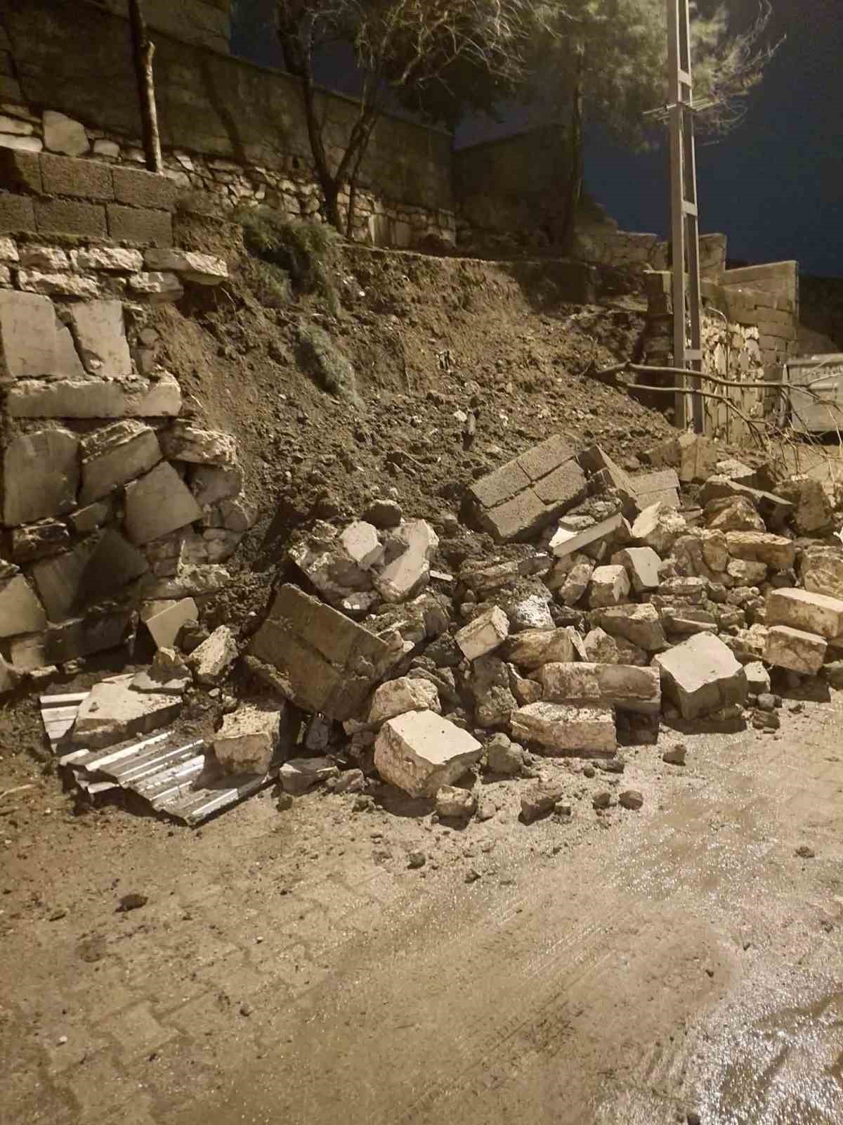 diyarbakirda saganak nedeni ile istinat duvari coktu 2 tPi3aAfE