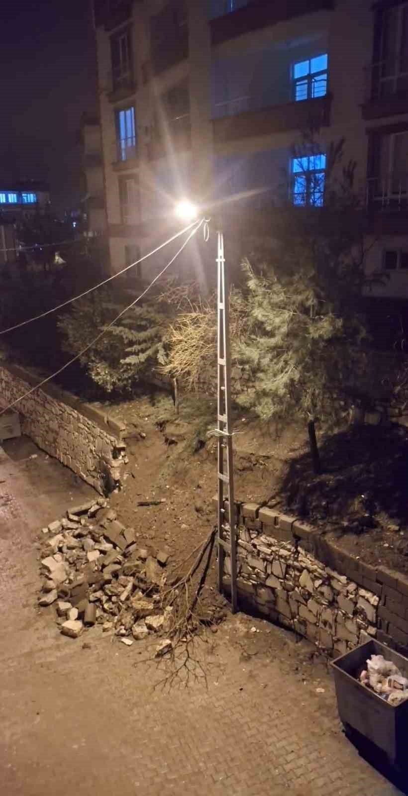 diyarbakirda saganak nedeni ile istinat duvari coktu 3