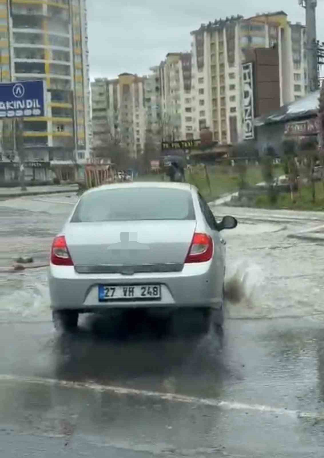 diyarbakirda saganak nedeniyle cadde ve sokaklar adeta gole dondu 1 4Ob13gfa