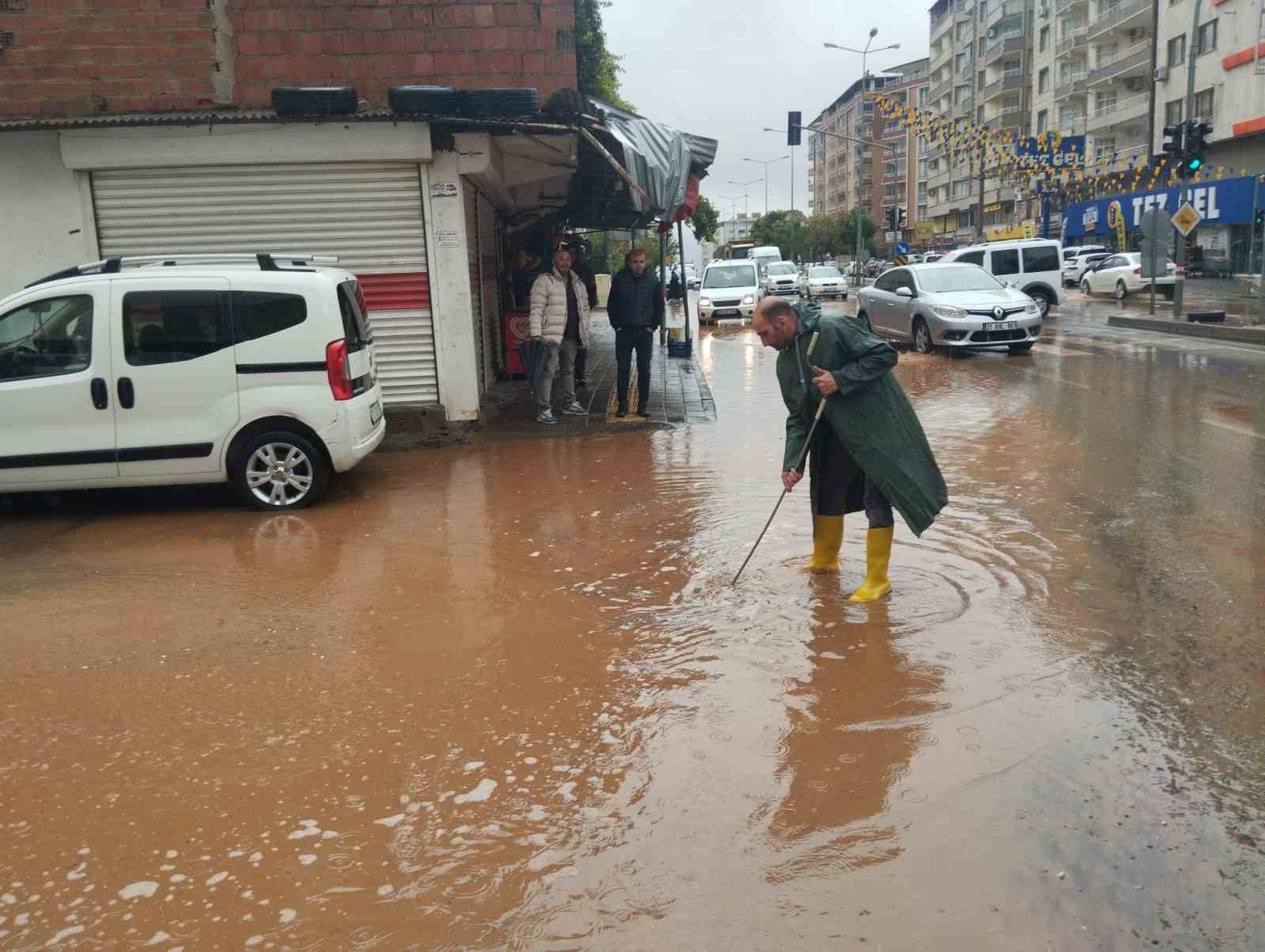 diyarbakirda saganak yagis yollari gole cevirdi 1 DjGYDm1s