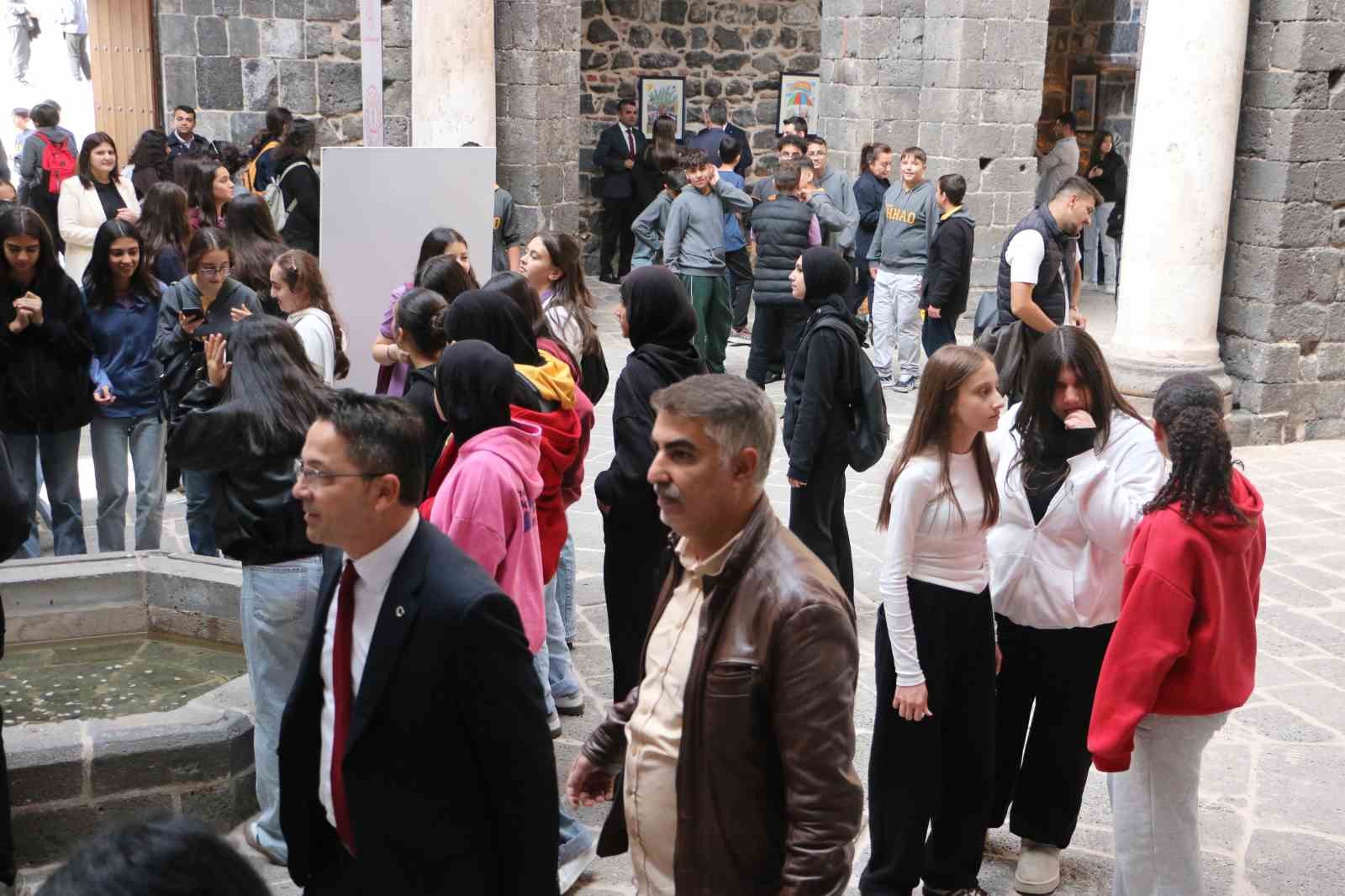 diyarbakirda sanatla bulusan genc yetenekler odullerini aldi 1 hal8YFMG