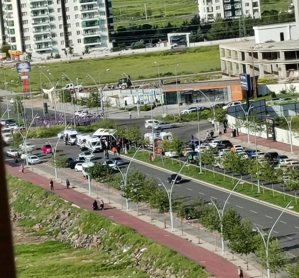 diyarbakirda sehir ici minibus ile otomobil carpisti 5 yarali 0 XT5MYPbc