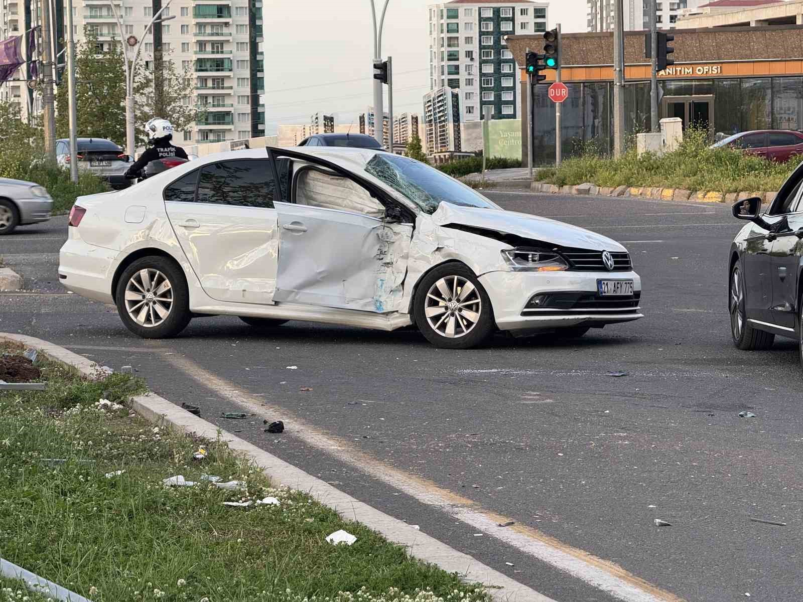 diyarbakirda sehir ici minibus ile otomobil carpisti 5 yarali 1 JVpEWpsl