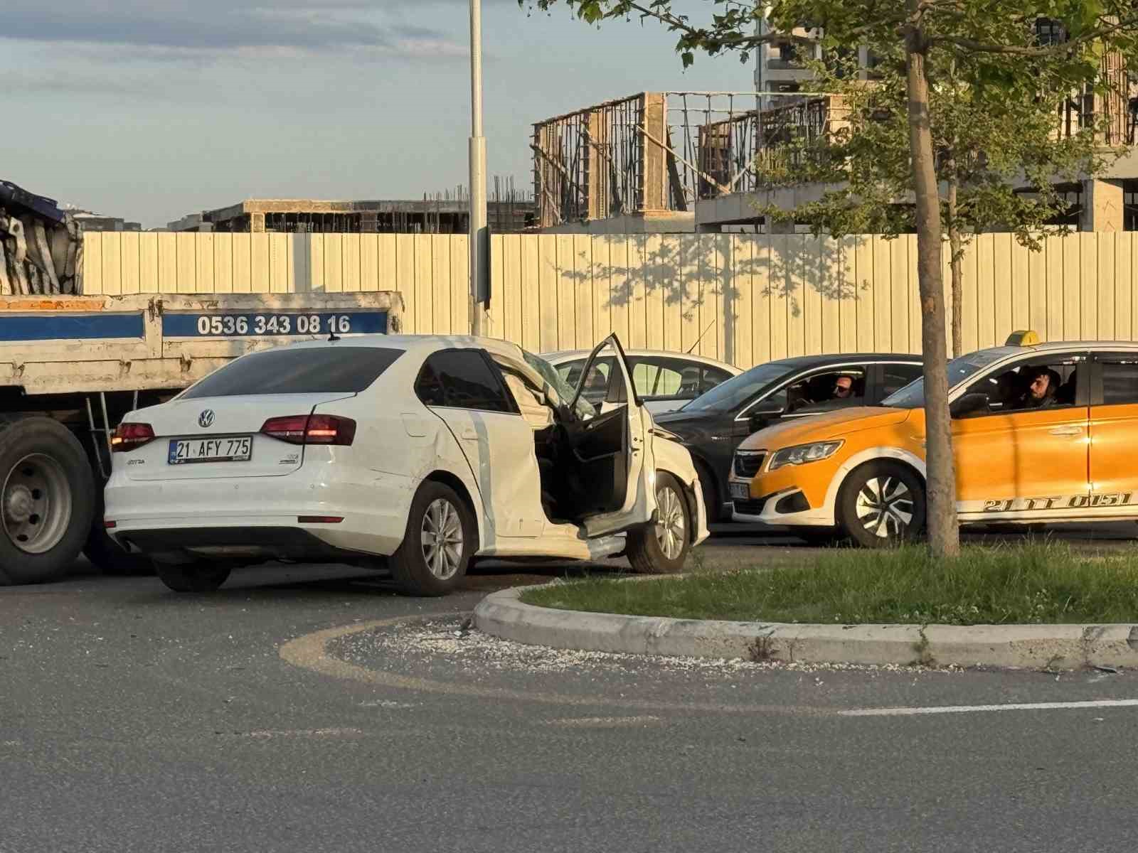 diyarbakirda sehir ici minibus ile otomobil carpisti 5 yarali 2 n4KyCASG
