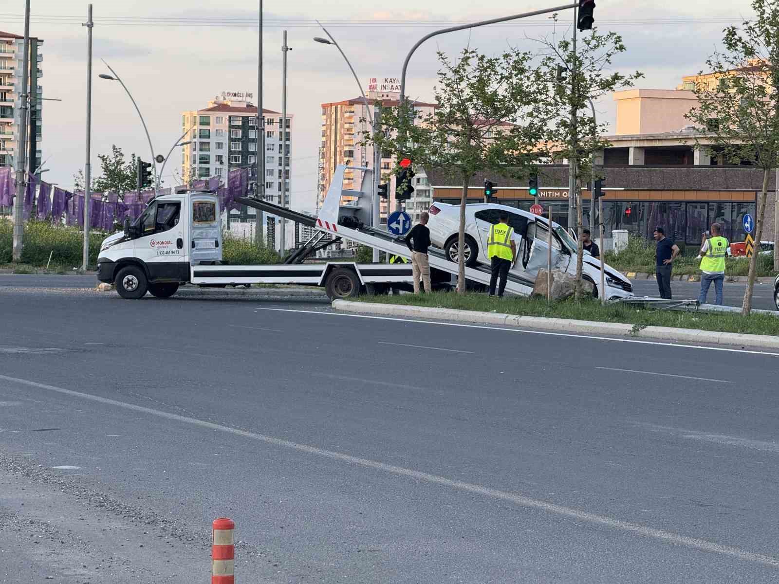 diyarbakirda sehir ici minibus ile otomobil carpisti 5 yarali 3 dVisO1NR