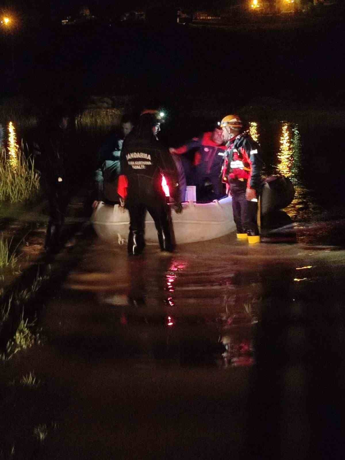Diyarbakır’da selde mahsur kalan çobanı AFAD ve JAK ekipleri kurtardı 5 diyarbakirda selde mahsur kalan cobani afad ve jak ekipleri kurtardi 1 M9C1UVwL