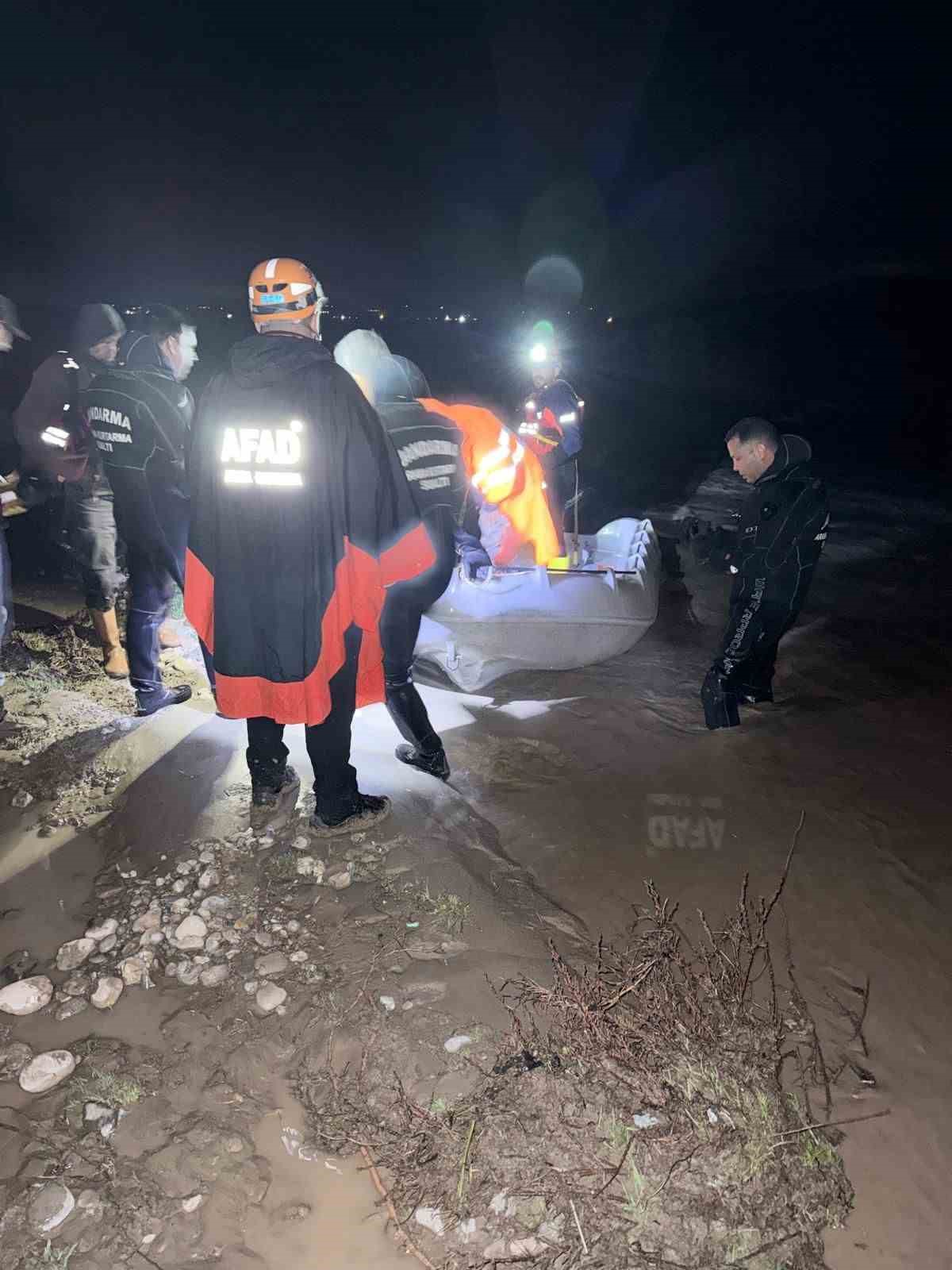 Diyarbakır’da selde mahsur kalan çobanı AFAD ve JAK ekipleri kurtardı 7 diyarbakirda selde mahsur kalan cobani afad ve jak ekipleri kurtardi 3 AQevPrR8
