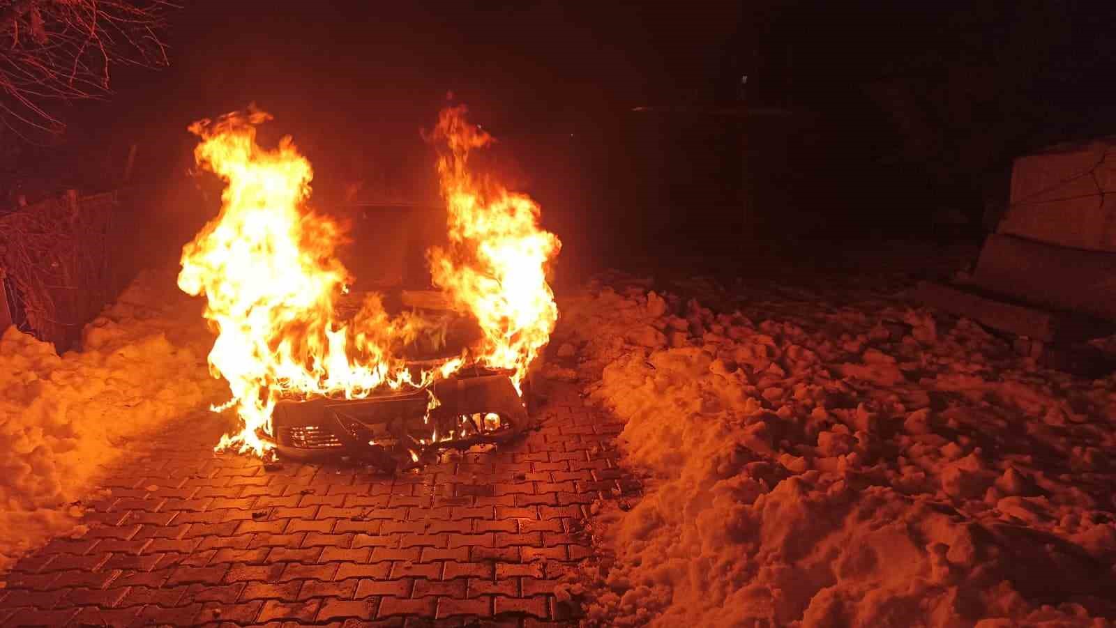 diyarbakirda seyir halindeki arac alev topuna dondu 0 pEg3Eb5Y