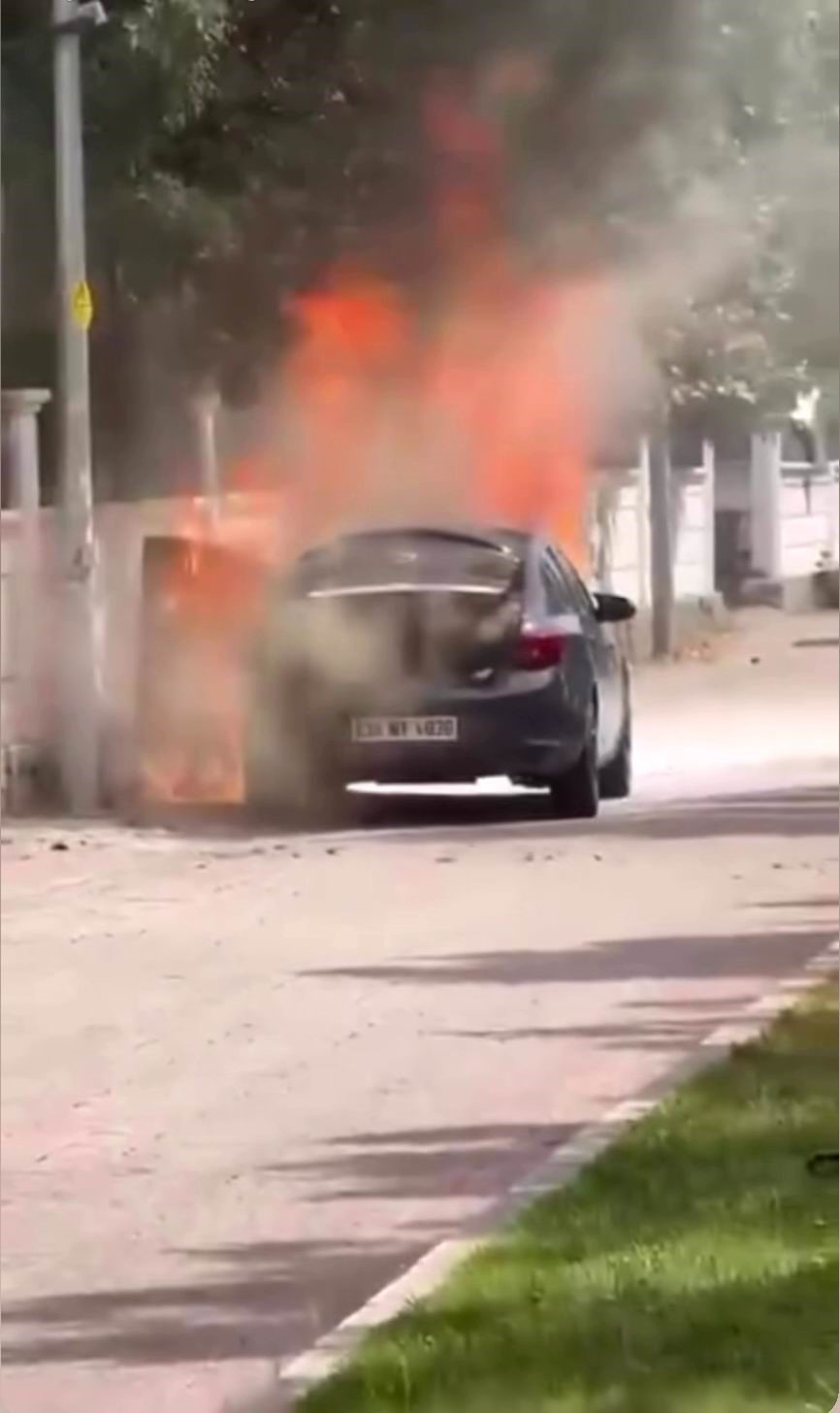Diyarbakır’da seyir halindeki araç alev topuna döndü 5 diyarbakirda seyir halindeki arac alev topuna dondu 1 2d9sHsEi