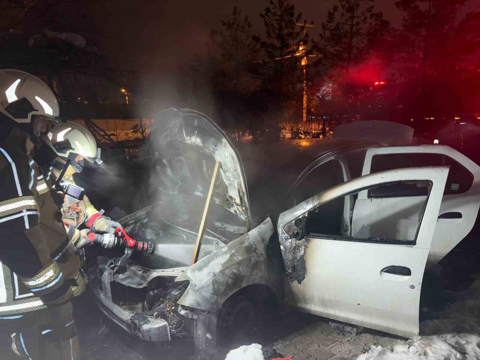 diyarbakirda seyir halindeki arac alev topuna dondu 2 tkXPfz5Z