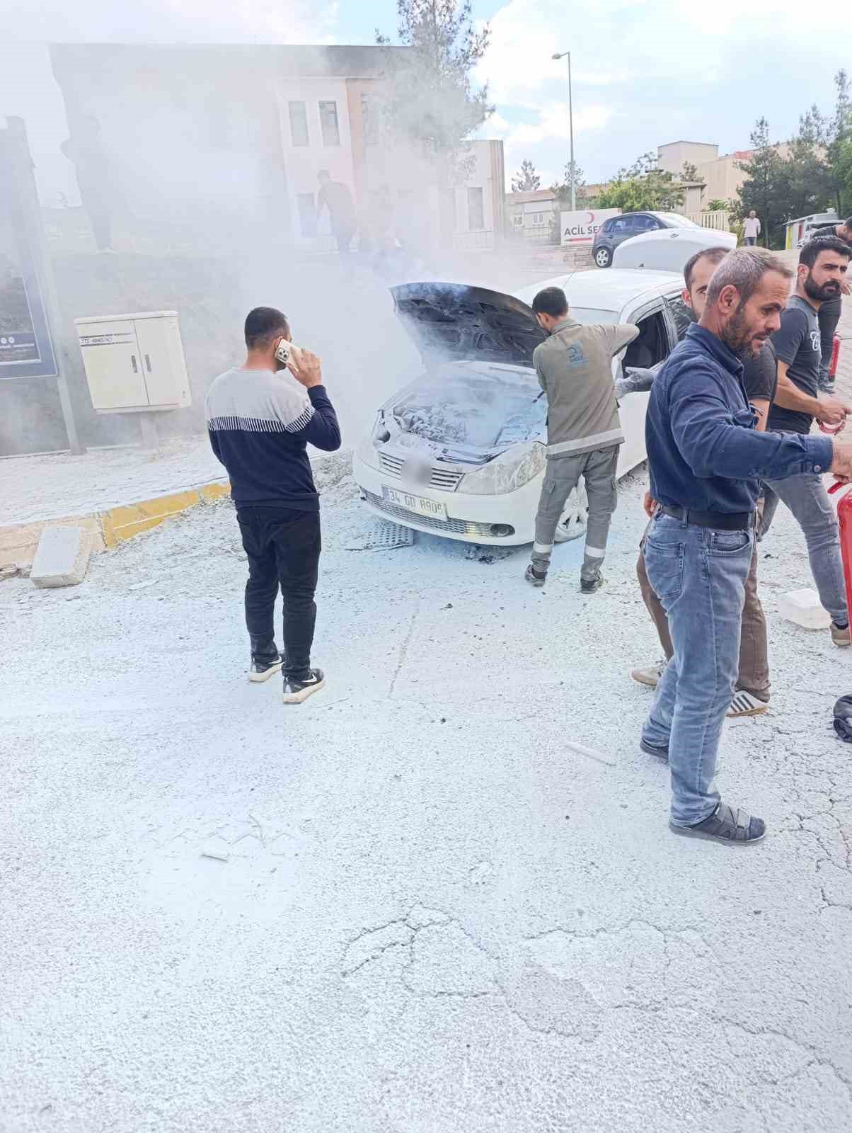 diyarbakirda seyir halindeki arac alevlere teslim oldu 0 Iu3e3lRq