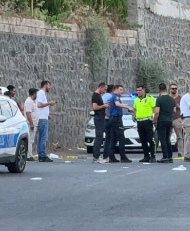 diyarbakirda-seyir-halindeki-araca-silahli-saldiri-1-agir-yarali-TVhTJMri.jpg