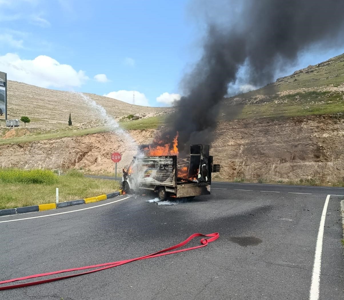 diyarbakirda seyir halindeki kamyonet alev topuna dondu 0 OUeUNGGr