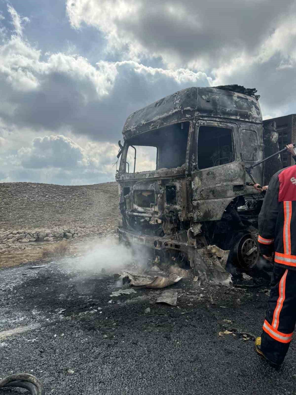 diyarbakirda seyir halindeki tir alev aldi 1 LeZ6869X