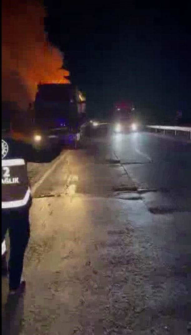 Diyarbakır’da seyir halindeki tır alevlere teslim oldu 6 diyarbakirda seyir halindeki tir alevlere teslim oldu 2 QtOO3NC7