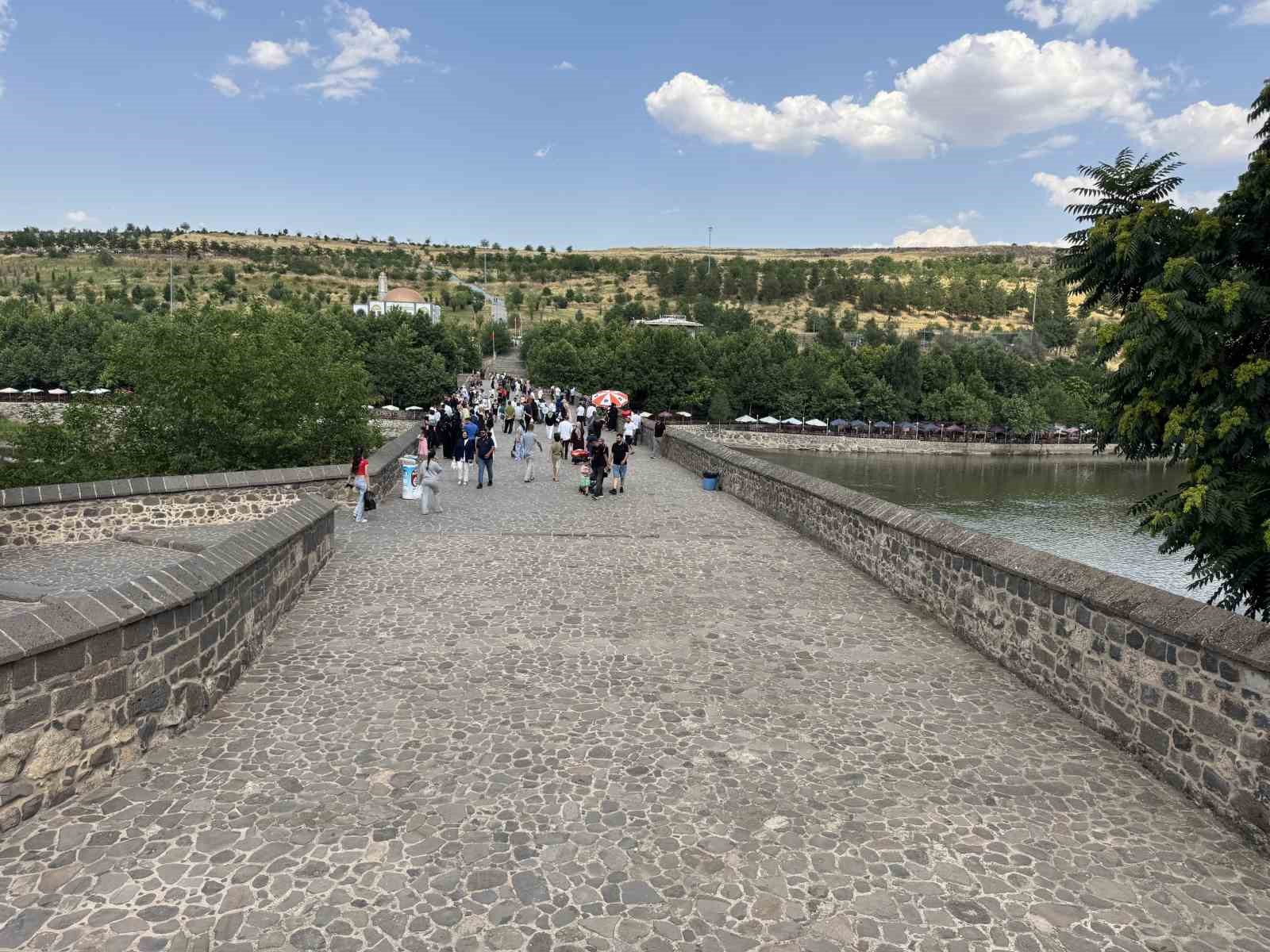 diyarbakirda sicakligin 40 dereceyi bulmasiyla tarihi mekanlar bos kaldi 1 jyJXhe84