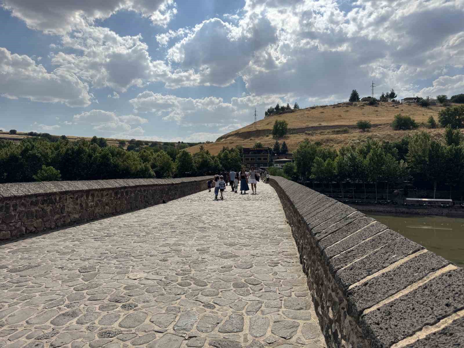 diyarbakirda sicakligin 40 dereceyi bulmasiyla tarihi mekanlar bos kaldi 4 kSWVlsAG
