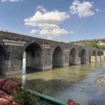diyarbakirda-sicakligin-40-dereceyi-bulmasiyla-tarihi-mekanlar-bos-kaldi-p79qGn7A.jpg